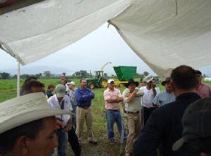 Presentacion_en_Parcela_Demostrativa_honduras_3JPG.JPG